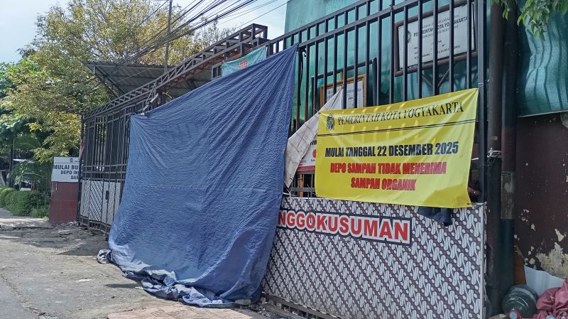 Situasi di Depo Pringgokusuman dengan tumpukan sampah di balik terpal biru Selasa (6/1). Depo tersebut masih menyisakan bau busuk, padahal larangan pembuangan sampah organik telah berlaku sepekan.