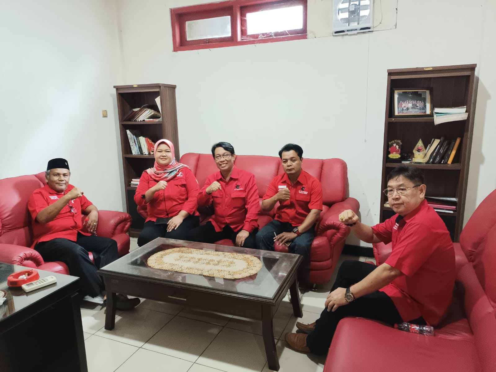 Pengurus DPC PDIP Kebumen berkumpul setelah rapat konsolidasi membahas persiapan pembentukan pengurus tingkat kecamatan hingga ranting. (M Hafied/Radar Jogja)  &nbsp;