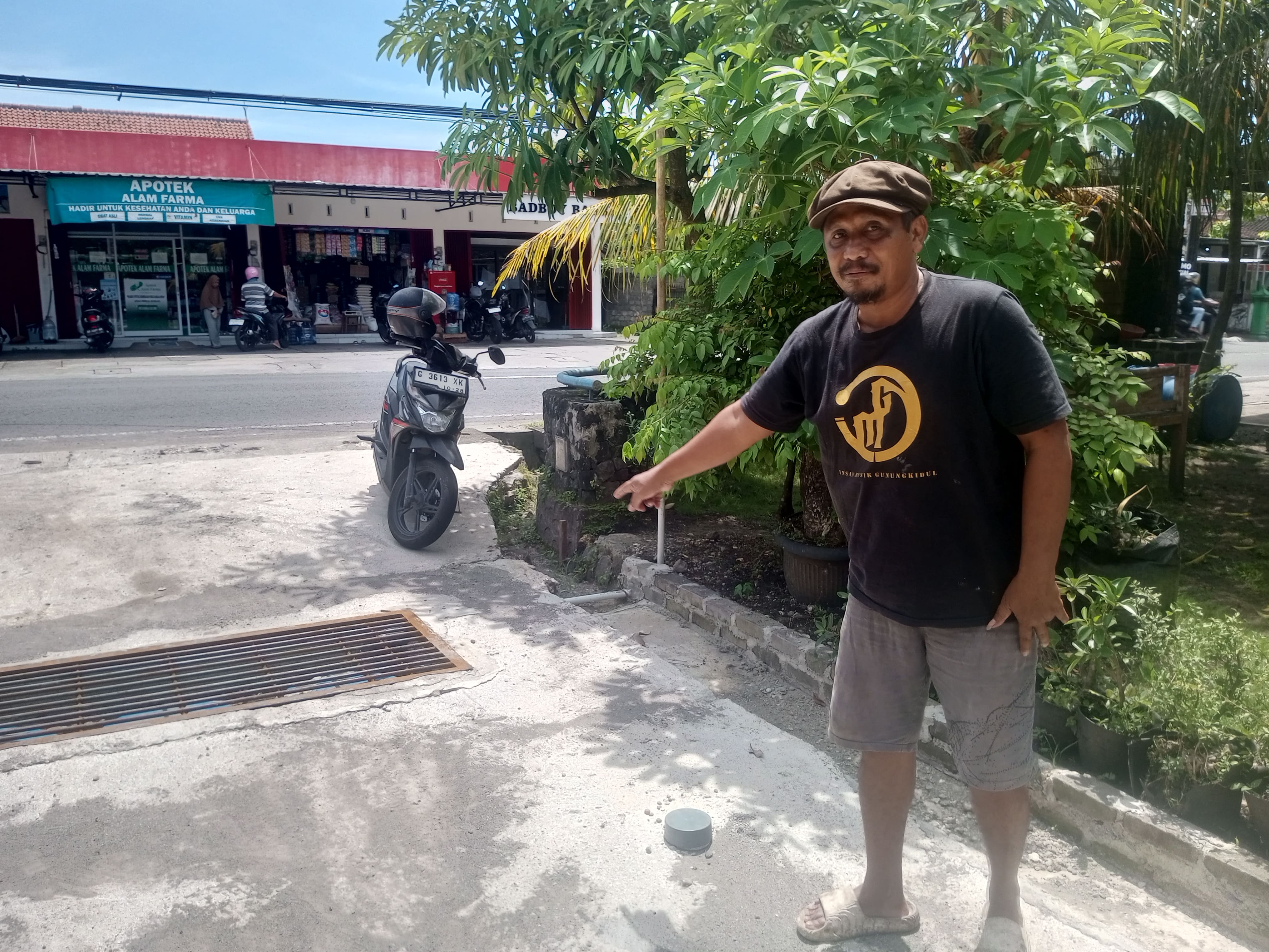 Pengelola Yayasan Lentera Cikal Bangsa SPPG Playen 1 Hari Pranowo sedang menujukan sistem IPAL Biotek yang diterapkan di SPPG-nya.