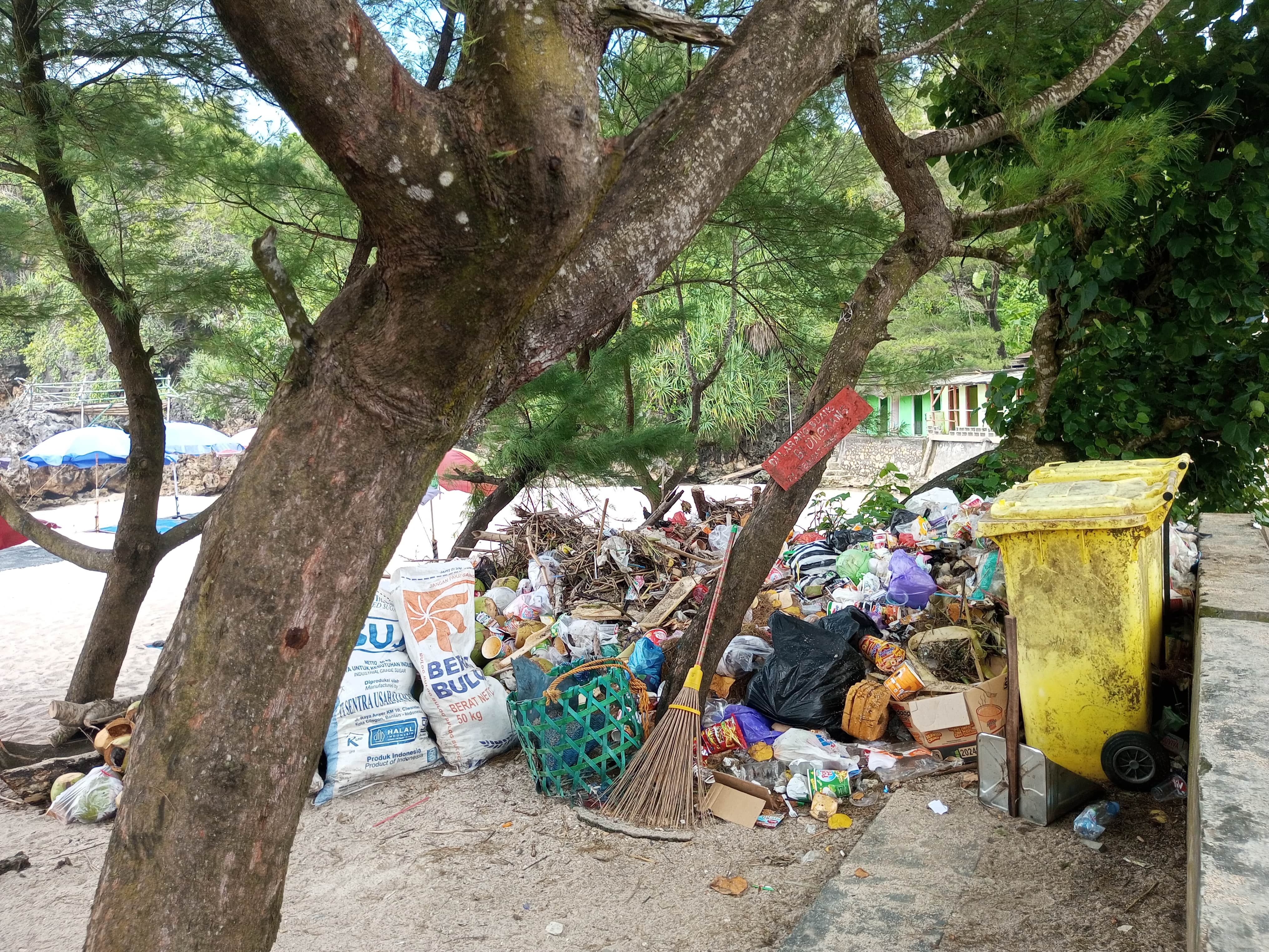 Kondisi sampah wisatawan di dalam kawasan Pantai Siung.