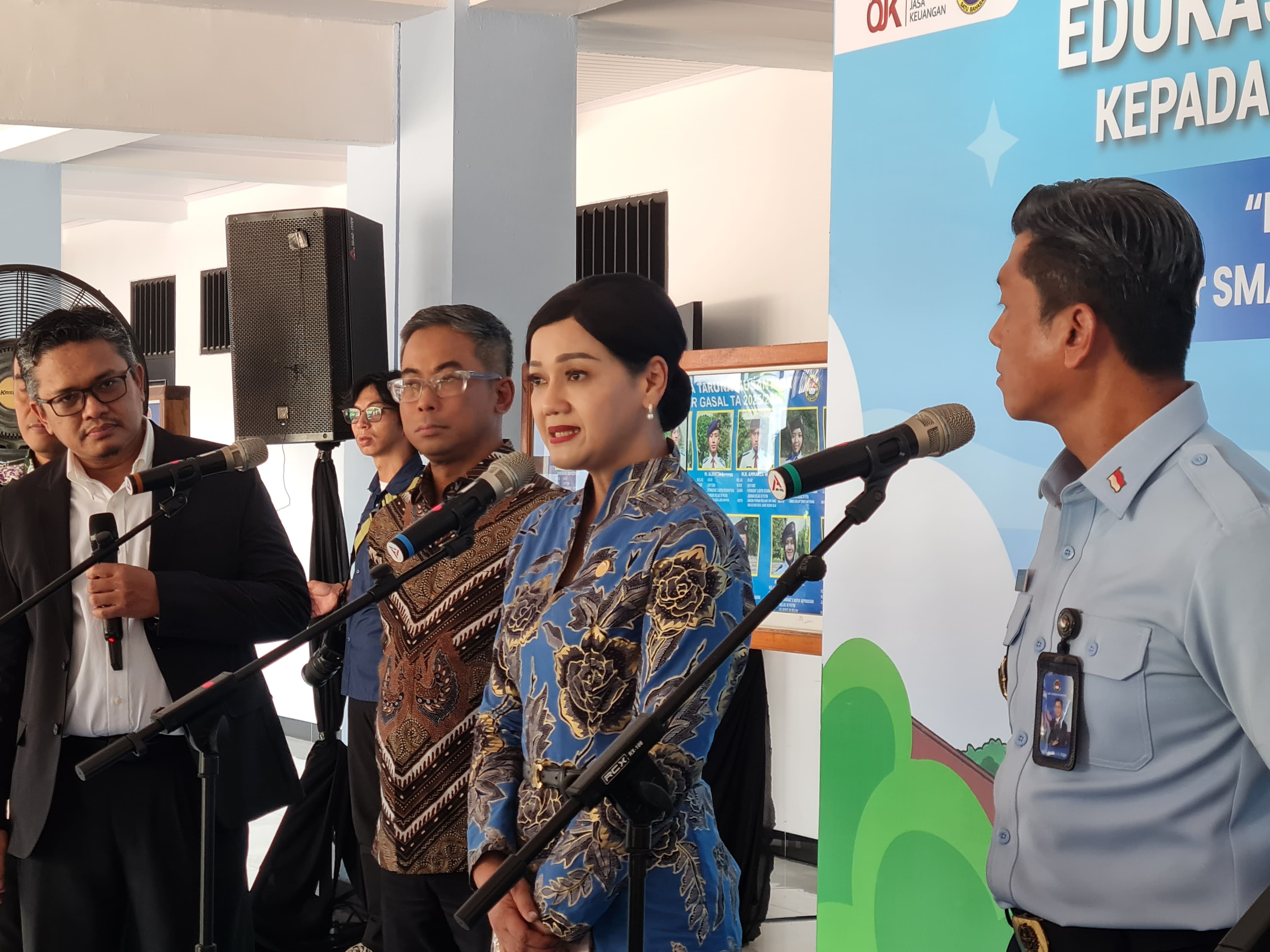 &nbsp;Kepala Eksekutif Pengawas Perilaku Pelaku Usaha Jasa Keuangan, Edukasi, dan Pelindungan Konsumen OJK saat memberikan paparan kepada para siswa SMA Taruna Nusantara, Selasa (6/1).