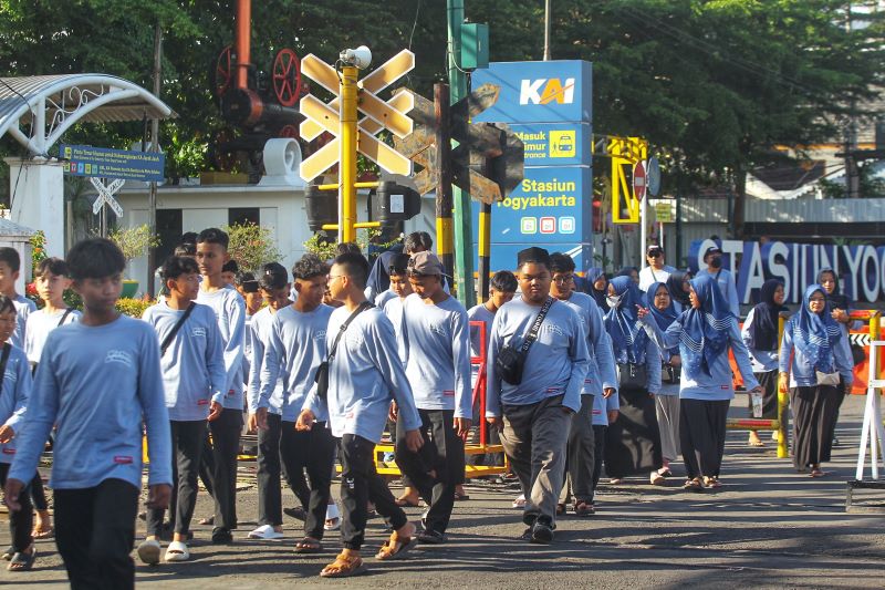 JADI JUJUKAN: Wisatawan saat memadati kawasan Malioboro, Kota Jogja. Selama libur Nataru, pengunjung lebih memilih objek wisata di Taman Pintar hingga Kedhaton.