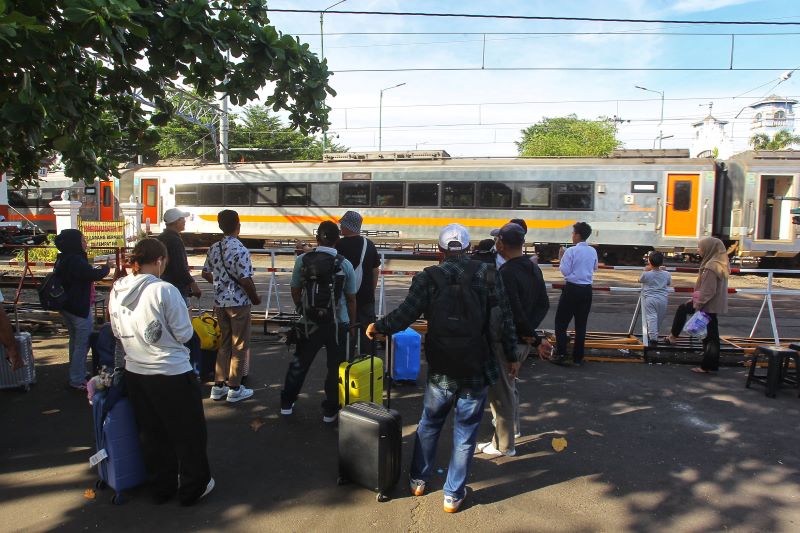 JALUR AKTIF: Wisatawan menunggu kereta api selesai melintas di perlintasan timur Stasiun Tugu, Kota Jogja Selasa (6/1).