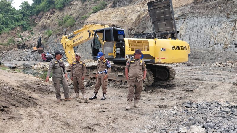 PENINJAUAN: Satpol PP Bantul sedang memonitoring tambang ilegal yang ada di Tegalrejo, Bawuran, Pleret Senin (5/1/2026).