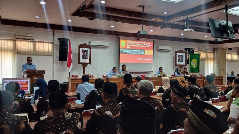 BERI ARAHAN: Bupati Bantul Abdul Halim Muslih sedang menyampaikan pengarahan pelaksanaan pengelolaan keuangan kalurahan 2026 di Aula Pemkab Bantul Selasa (6/1).