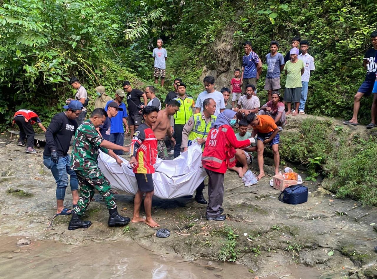 Petugas melakukan olah tempat kejadian perkara di lokasi tenggelamnya pelajar di Sungai Pakuran, Desa Pakuran, Kecamatan Sruweng. (Dokumentasi Polres Kebumen)