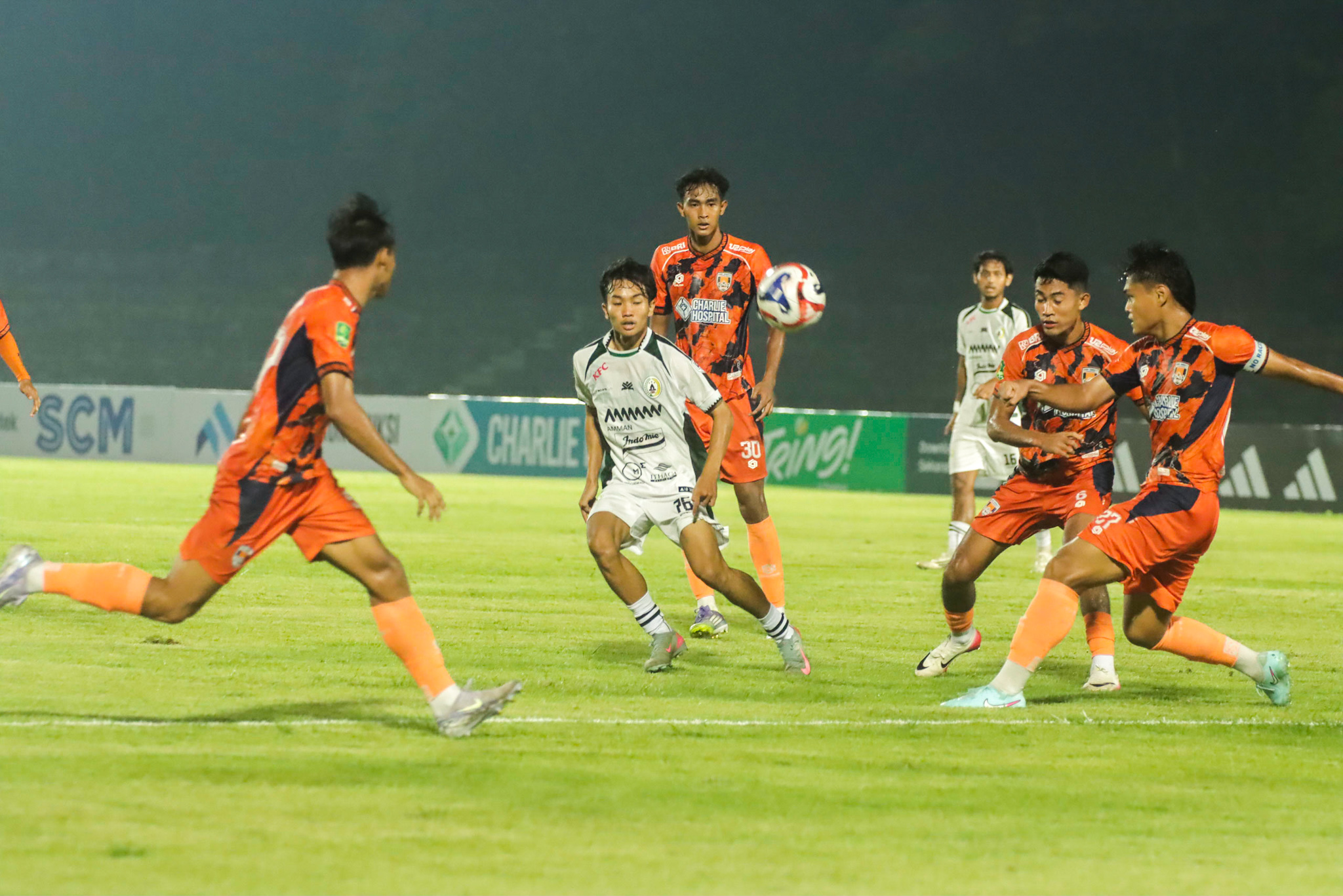 TANTANGAN: Pemain PSS Sleman Dominikus Dion (kiri) berebut bola dengan para pemain Kendal Tornado FC di Stadion Sriwedari, Solo, Senin (5/1).