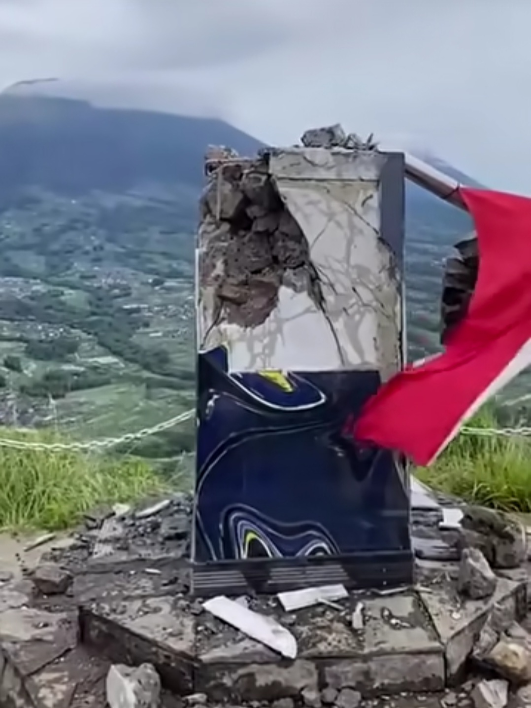 ugu di puncak Gunung Andong terlihat rusak akibat tersambar petir.  Tugu Puncak Gunung Andong Rusak Disambar Petir Perhutani Pastikan Tak Ada Korban