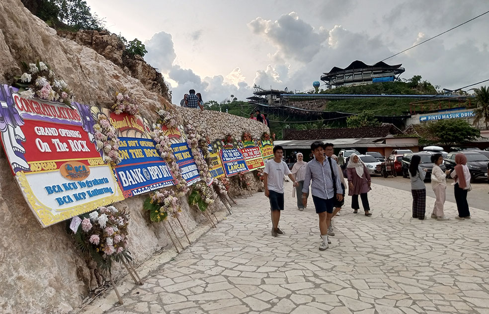 LENGKAP: Salah satu destinasi wisata buatan di dalam kawasan Pantai Drini yang membelah bukit karst.