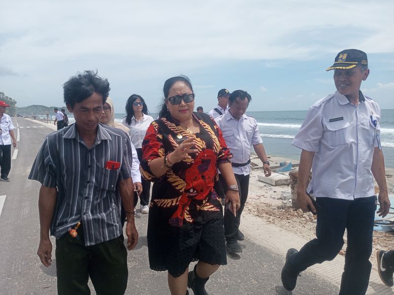 Kepala DPUPRKP Gunungkidul Rakhmadian Wijayanto mendampingi Bupati Gunungkidul Endah Subekti Kuntariningsih dalam meninjau progres penataan Pantai Sepanjang.