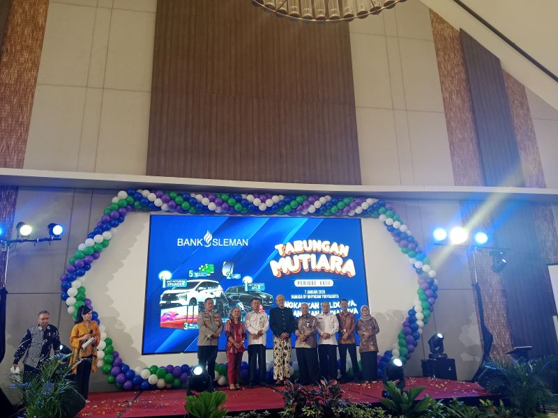 SIMBOLIS: Pengundian Tabungan Mutiara oleh jajaran petinggi Bank Sleman Rabu (7/1).