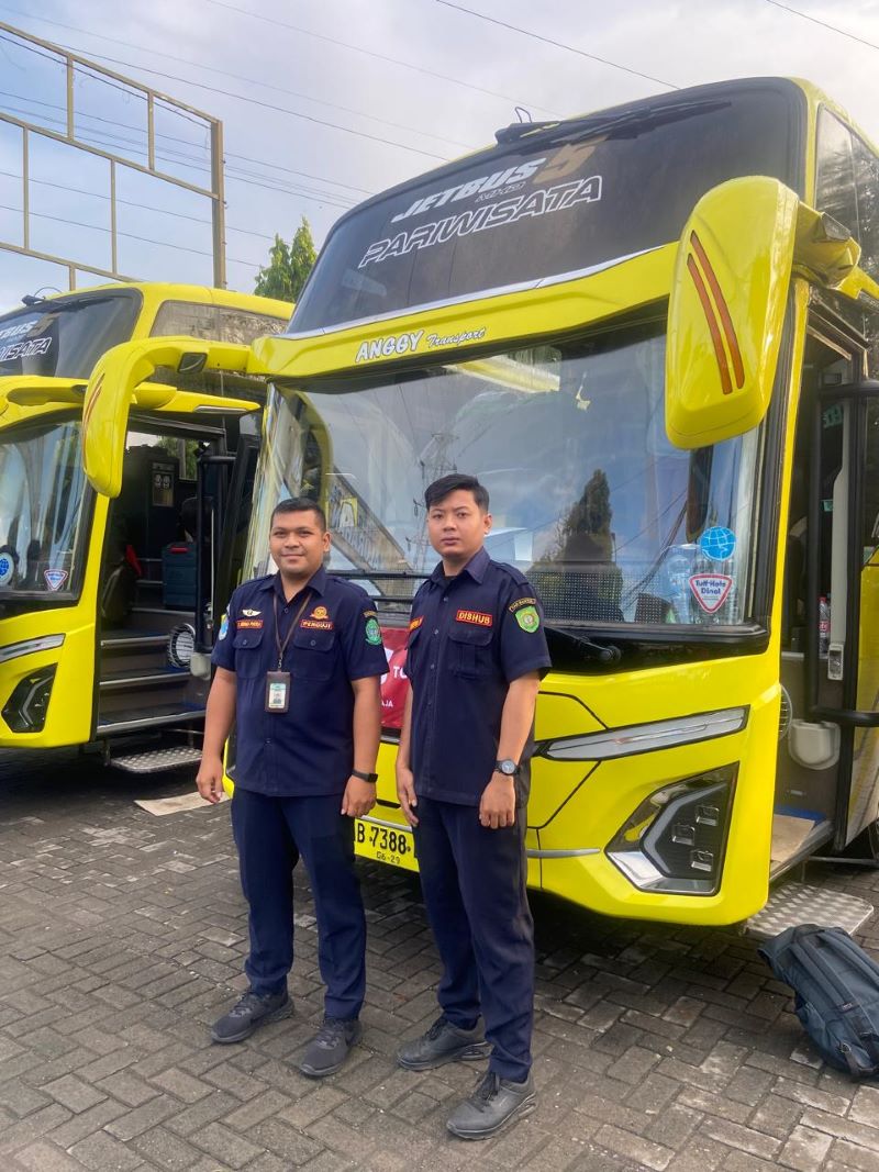 PASTIKAN AMAN: UPT Pengujian Kendaraan Bermotor sedang melakukan ramp check bus pariwisata SMP Negeri 4 Banguntapan yang akan digunakan untuk outing class Rabu (24/12) 2025.