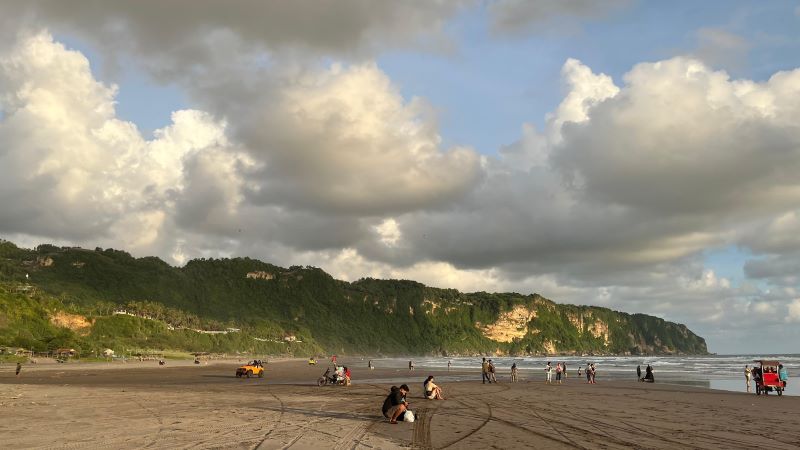 FAVORIT: Wisatawan sedang berwisata di Pantai Parangtritis, Bantul. Objek wisata ini masih menjadi jujukan pilihan para pelancong.