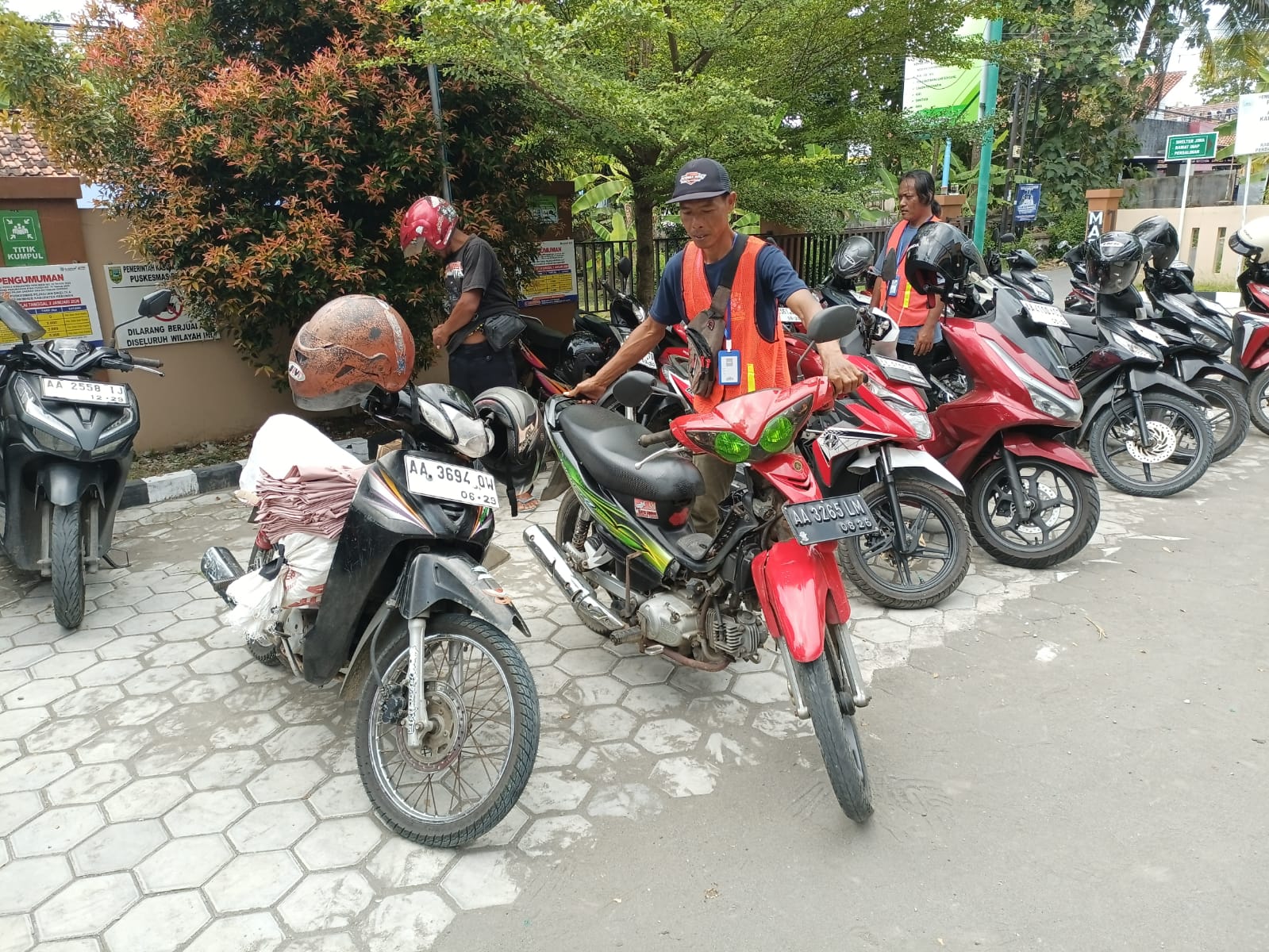 Juru parkir di Puskesmas Pejagoan sedang menata kendaraan pengunjung puskesmas yang datang. (M Hafied/Radar Jogja)