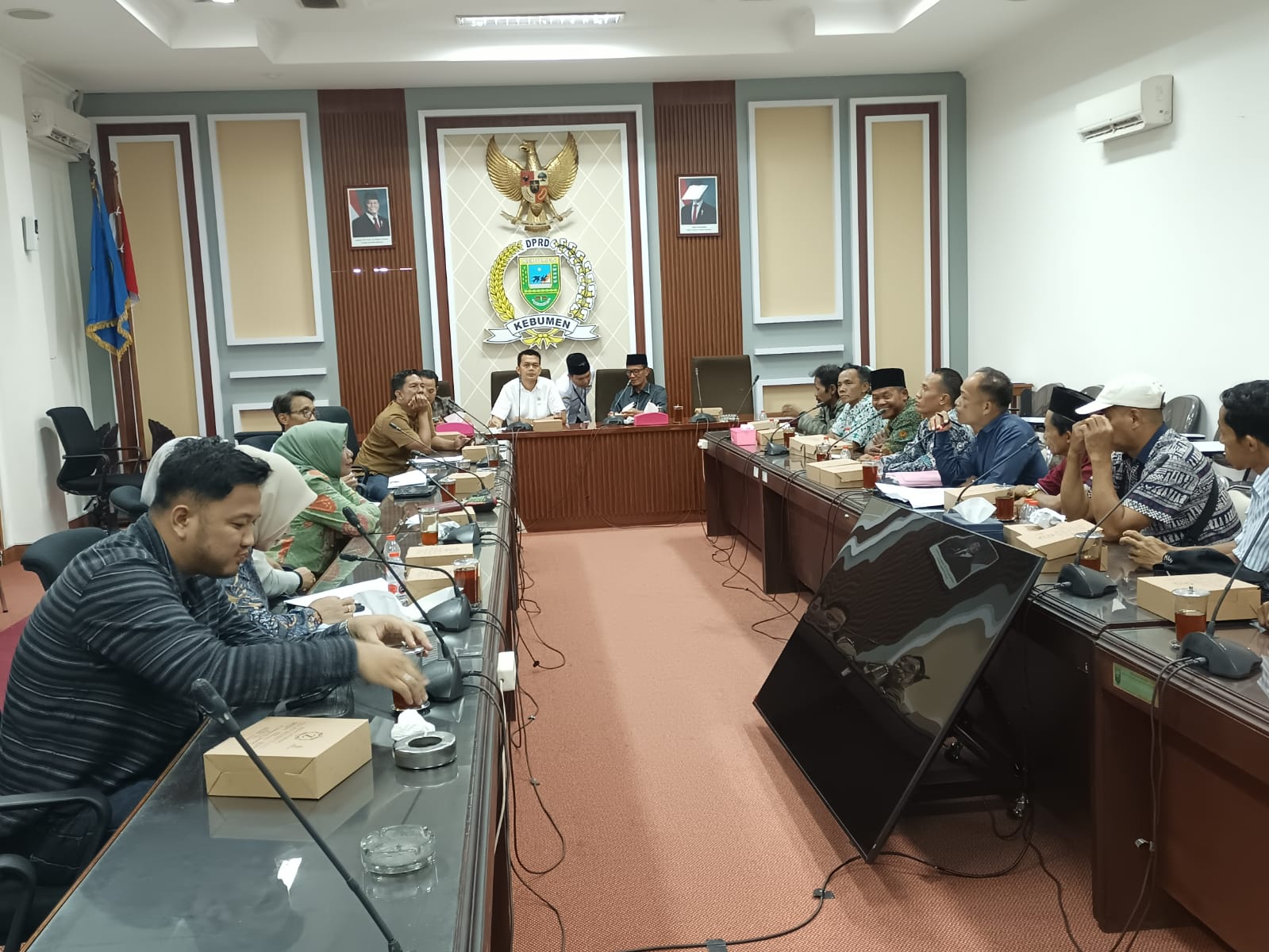 Warga desa dari dua kecamatan mendatangi gedung DPRD Kebumen, Rabu (7/1) sore. Mereka meminta ada solusi terkait jalan rusak yang bertahun-tahun tidak tertangani. (M Hafied/Radar Jogja)  &nbsp;
