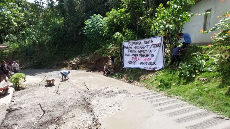 SWADAYA: Warga Kalurahan Jatimulyo bergotongroyong memperbaiki jalan dengan swadaya warga. Warga tak gantungkan anggaran dana desa yang nominalnya kecil.