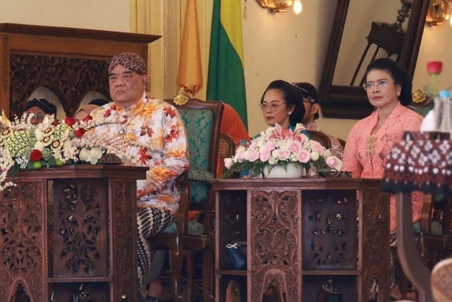 KGPAA Paku Alam X didampingi permaisuri  GKBRAA Paku Alam menghadiri upacara Tingalan Wiyosan Dalem KGPAA Paku Alam X, di Bangsal Sewatama, Pura Pakualaman, Kota Jogja, Rabu (7/1/2026).