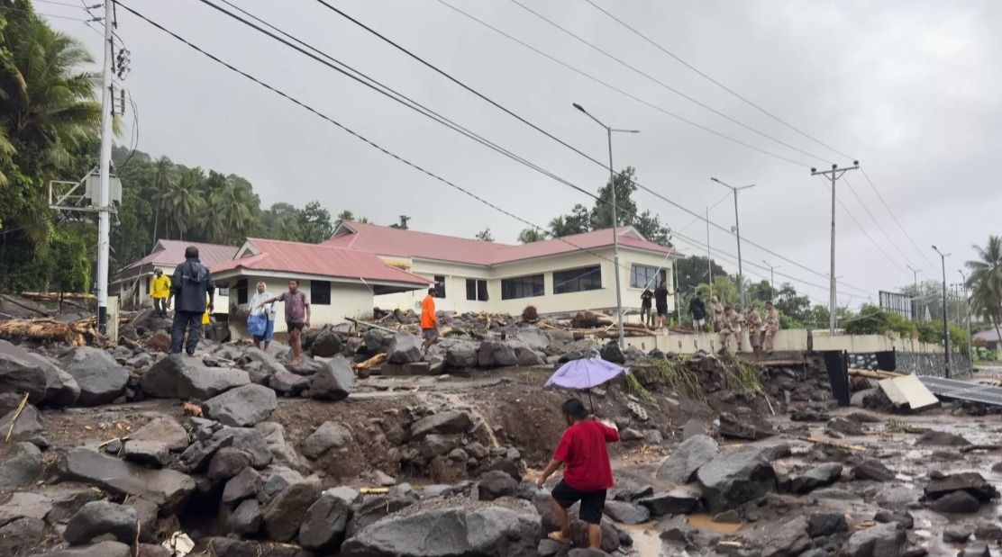 Petugas gabungan mengevakuasi warga terdampak banjir bandang di Kepulauan Sitaro, Sulawesi Utara.