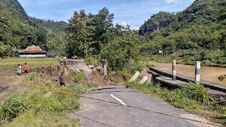 LONGSOR: Jalan di Srikeminut, Sriharjo, Imogiri yang longsor akibat hujan deras Senin (24/11/2025).