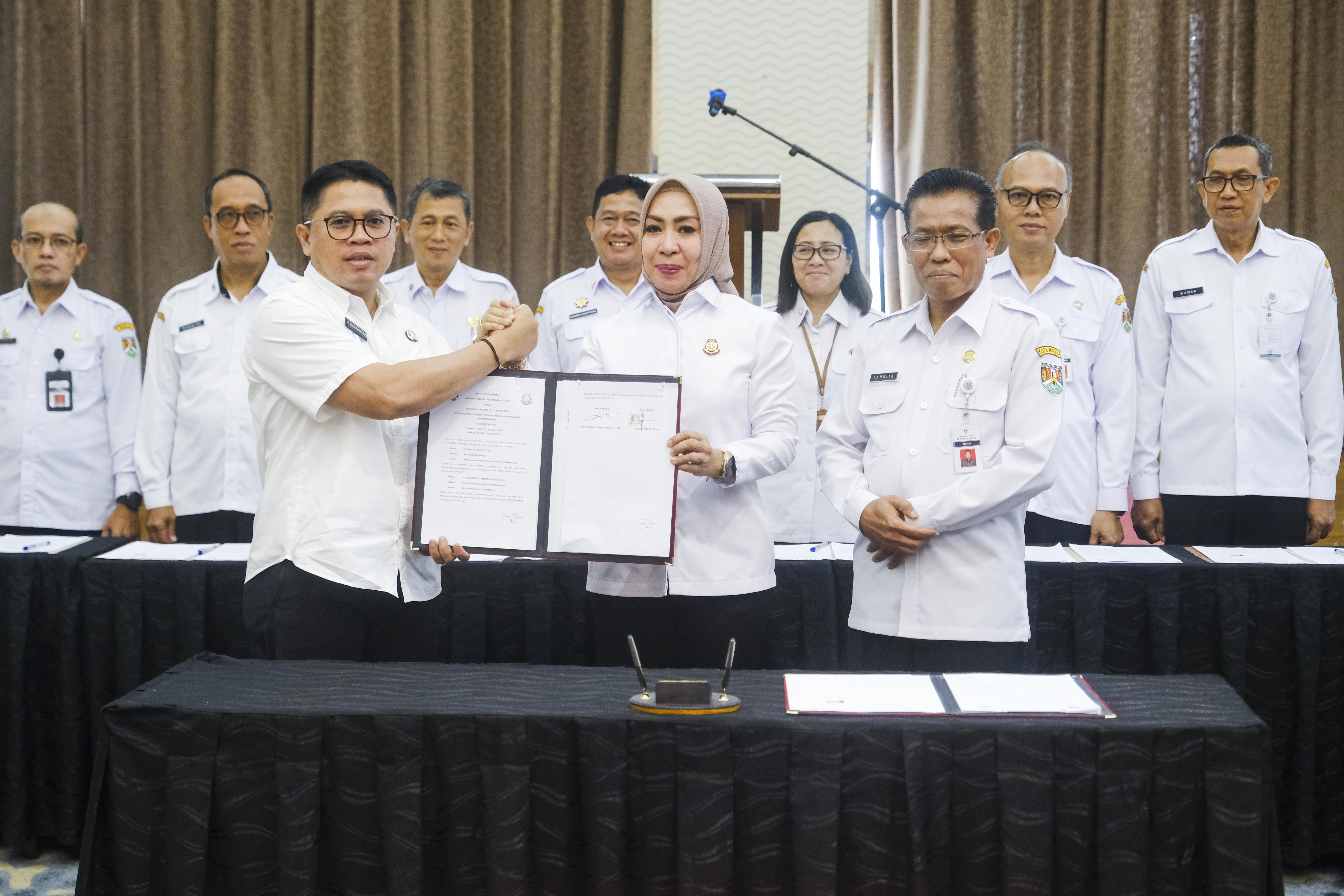 Wali kota bersama Kepala Kejari Kota Magelang usai menandatangani nota kesepahaman di Atria Hotel, Rabu (7/1)