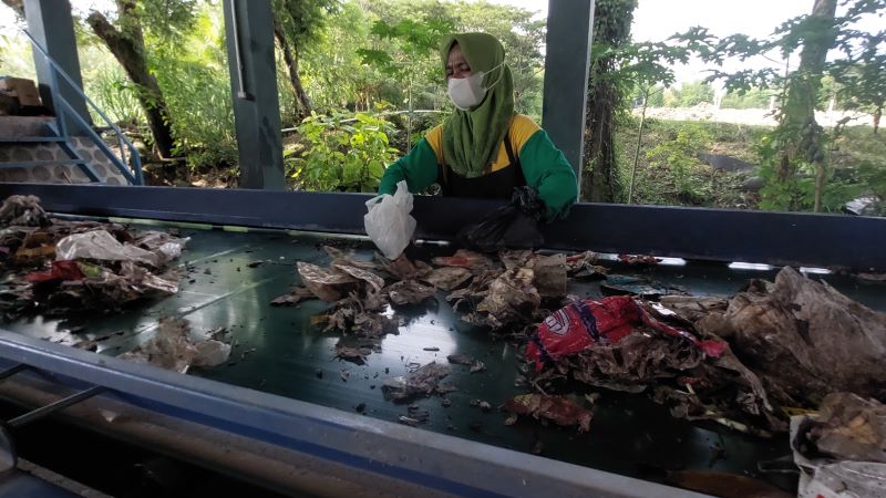 FOKUS: Petugas TPA Banyuroto saat menyortir sampah organik dan anorganik.