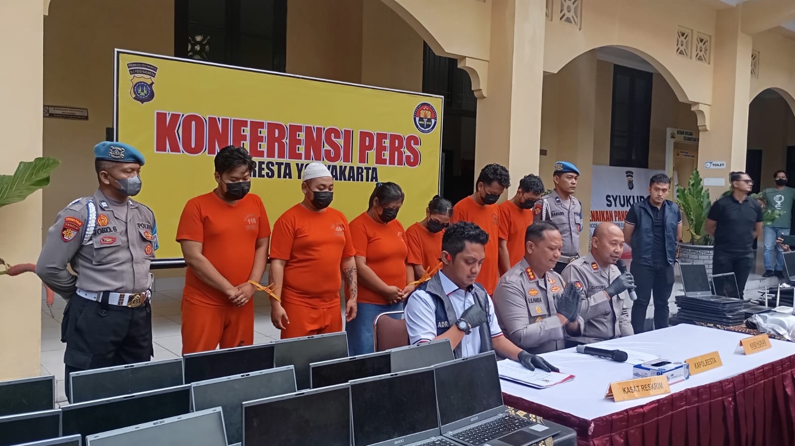 Enam orang ditetapkan sebagai tersangka kejahatan love scamming. Diperlihatkan di Mapolresta Jogja, Rabu (7/1/2026).