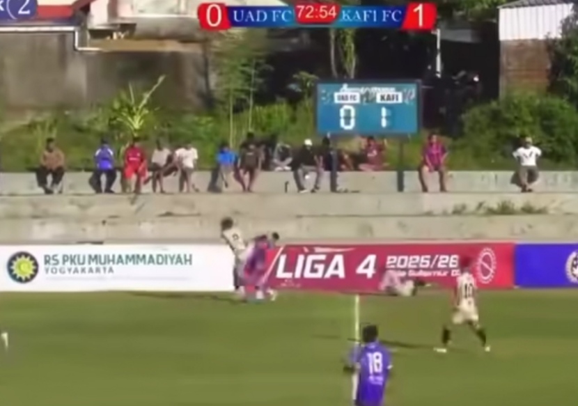 Tangkapan layar aksi barbar pemain KAFI Jogja FC ke pemain UAD FC