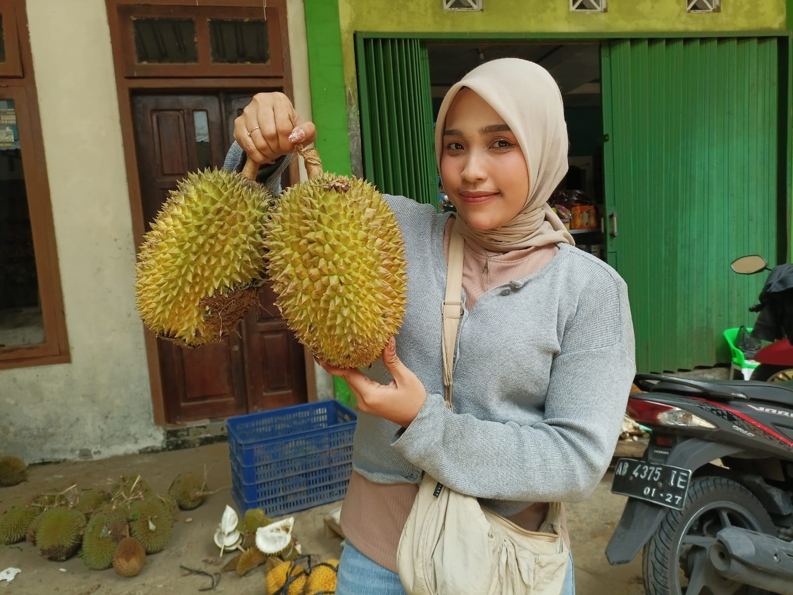 Agustina Lestiani, 28, warga Jogja rela datang ke Purworejo hanya untuk menikmati hasil panen durian lokal khas Kaligesing, Kamis (8/1).  (M Hafied/Radar Jogja)