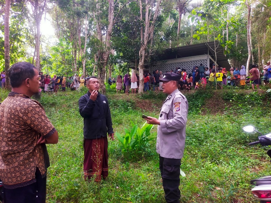 PENGECEKAN: Petugas melakukan olah TKP di lokasi meninggalnya BS di objek wisata Pintu Langit Kamis (8/1/2026).