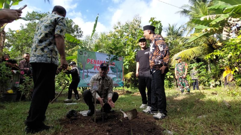 PENANAMAN: Wakil Ketua DPRD Kulon Progo melakukan penanaman pohon buah secara simbolis.&nbsp;