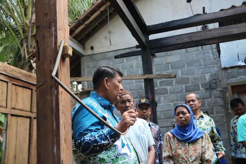 RUSAK: Bupati Kulon Progo meninjau rumah yang terbakar akibat korsleting listrik.&nbsp;