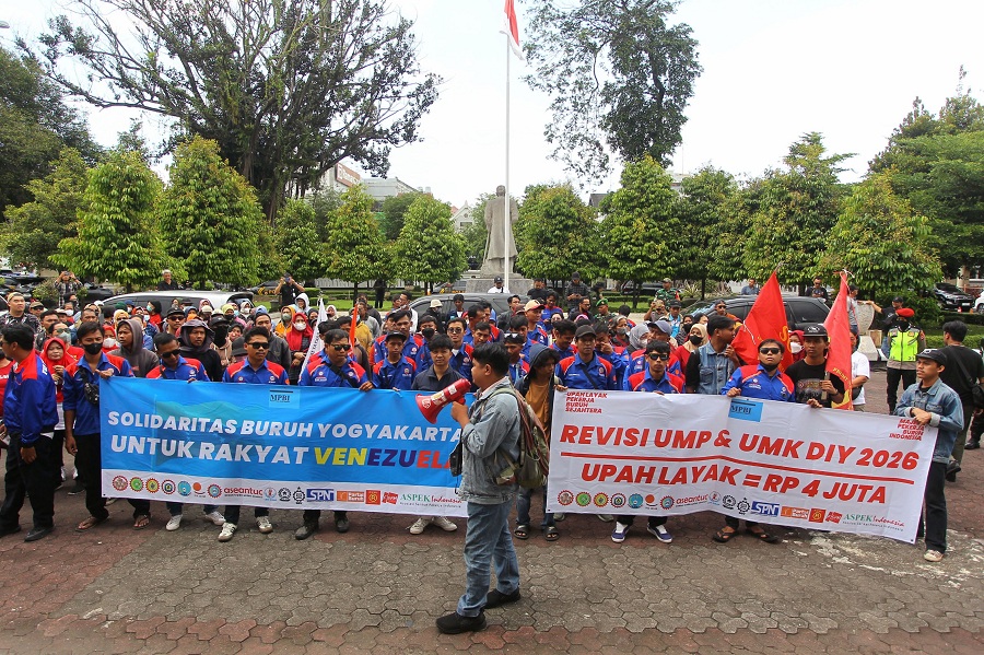 Sejumlah buruh dan aktivis yang tergabung dalam MPBI DIY menggelar aksi menuntut revisi Upah Minimum Provinsi (UMP) 2026, di kompleks DPRD Provinsi DIJ, Kamis (8/1/2026)