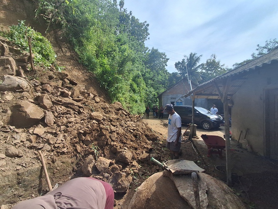 EVAKUASI: Petugas terkait sedang mengevaluasi longsor yang berada di Kedungrejo RT 3, Wonolelo, Pleret Rabu (7/1/2026).
