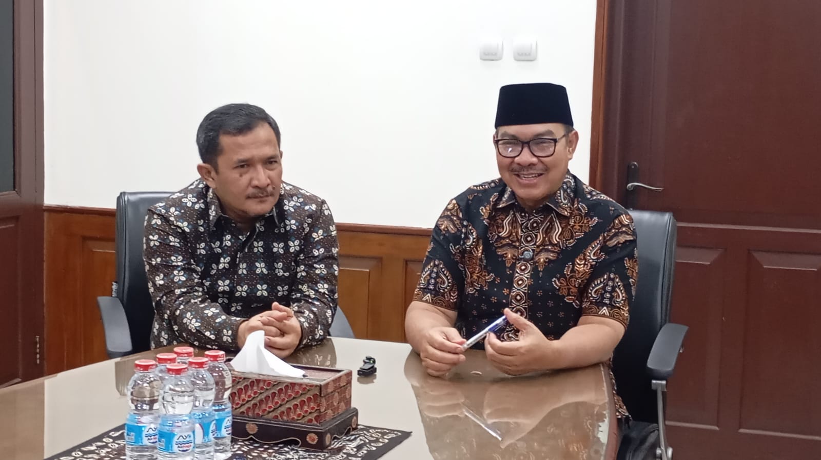 Wali Kota Jogja Hasto Wardoyo didampingi Ketua DPC PDI Perjuangan Kota Jogja Eko Suwanto (kiri) saat memberikan keterangan terkait wacana Pilkada lewat DPRD di Ruang Kerja Wali Kota.