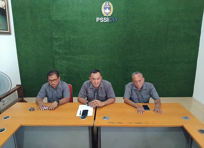 Sekretaris Umum Asprov PSSI DIJ Wendy Umar Senoadji memberikan keterangan di Monumen PSSI DIJ bersama Pandis PSSI DIJ