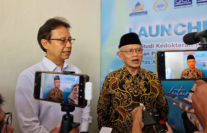 Menkes Budi Gunadi Sadikin (kiri) dan Ketum PP Muhammadiyah Haedar Nashir.