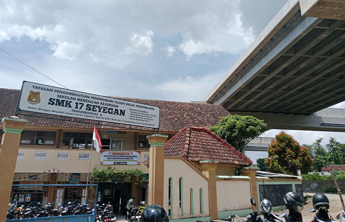 TAK NYAMAN: SMK 17 Seyegan yang berada di bawah Tol Jogja-Bawen, di Margodadi, Seyegan.