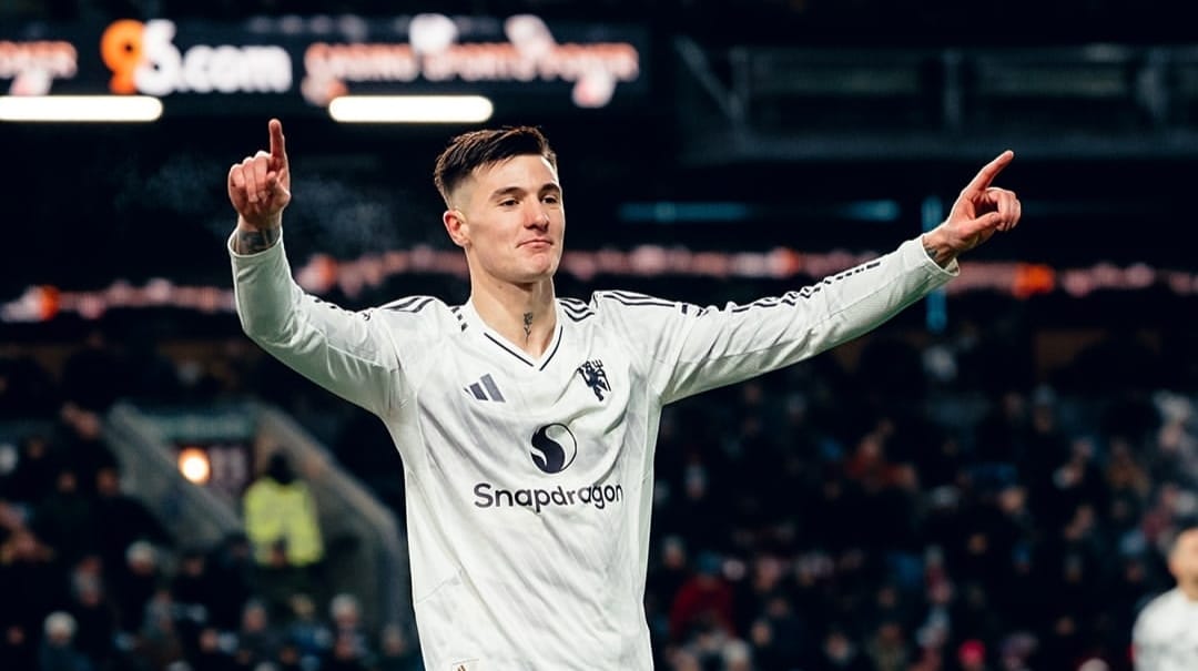 Selebrasi Benjamin Sesko setelah mencetak brace pertamanya bersama Manchester United
