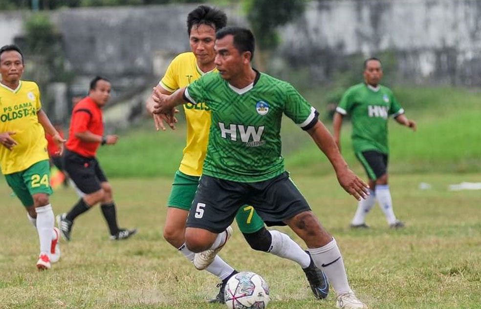 TAK MAU CEDERAI LAWAN: Mantan pemain dan kapten tim PSIM Jogja Marjono saat kompetisi dulu. Ia dikenal bertipe keras dalam permainan, tapi tak punya niat untuk mencederai lawan