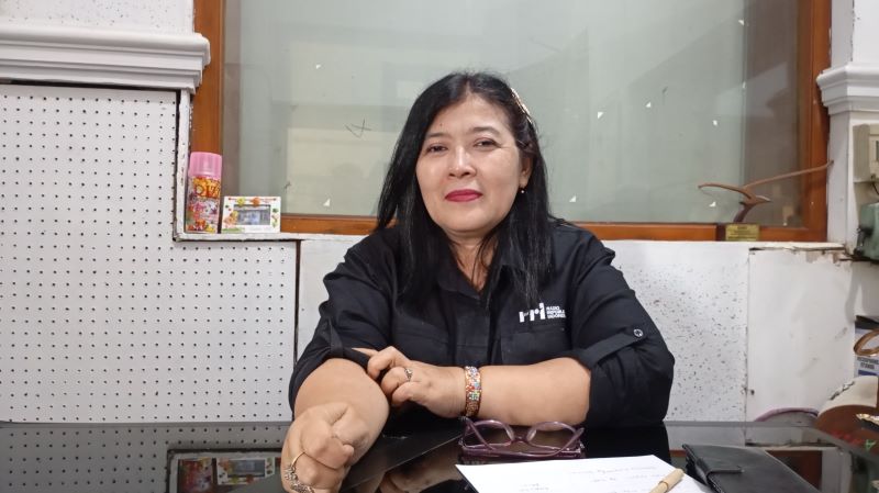 BERTAHAN: Pengelola Pro 4 RRI Jogja Titik Renggani saat ditemui di kantornya, Kamis (8/1).