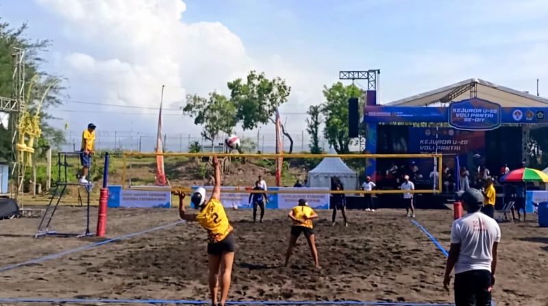 SPORT TOURISM: Atlet voli pantai melakukan servis dalam kejuaraan voli pantai di Pantai Glagah.&nbsp;