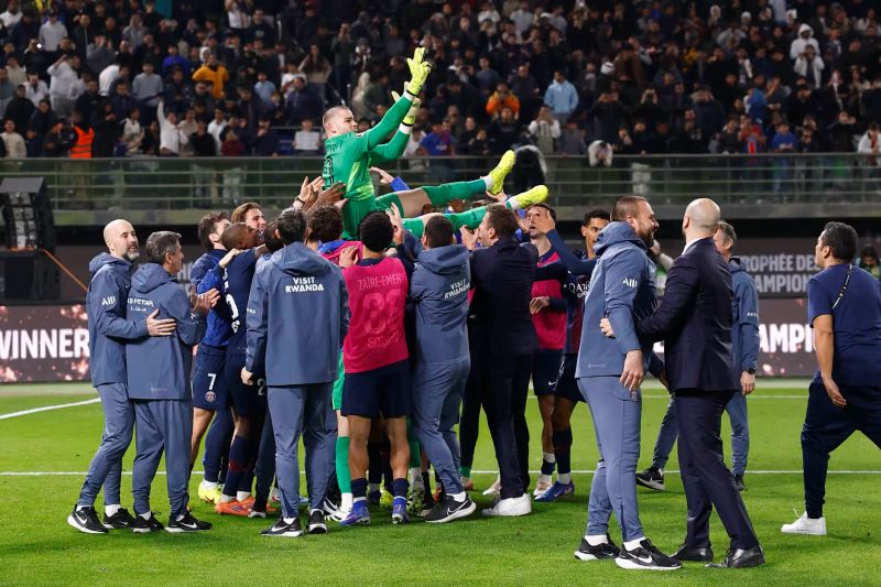 PSG rayakan kemenangan atas Marseille di Trophee des Champions berkat penampilan gemilang Lucas Chevalier di adu penalti