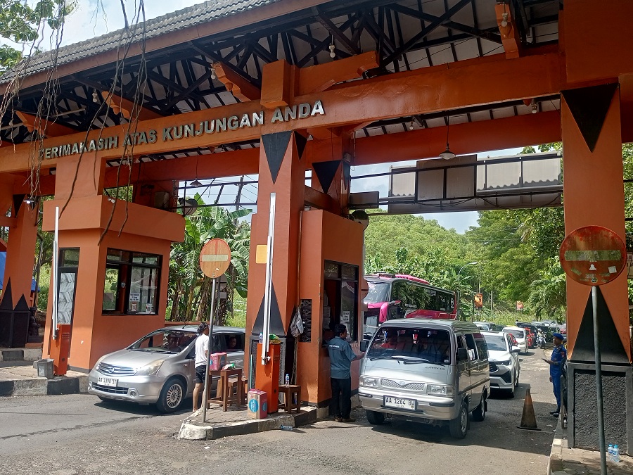 Petugas Pos TPR Baron sedang melakukan transaksi tiket restribusi wisata.