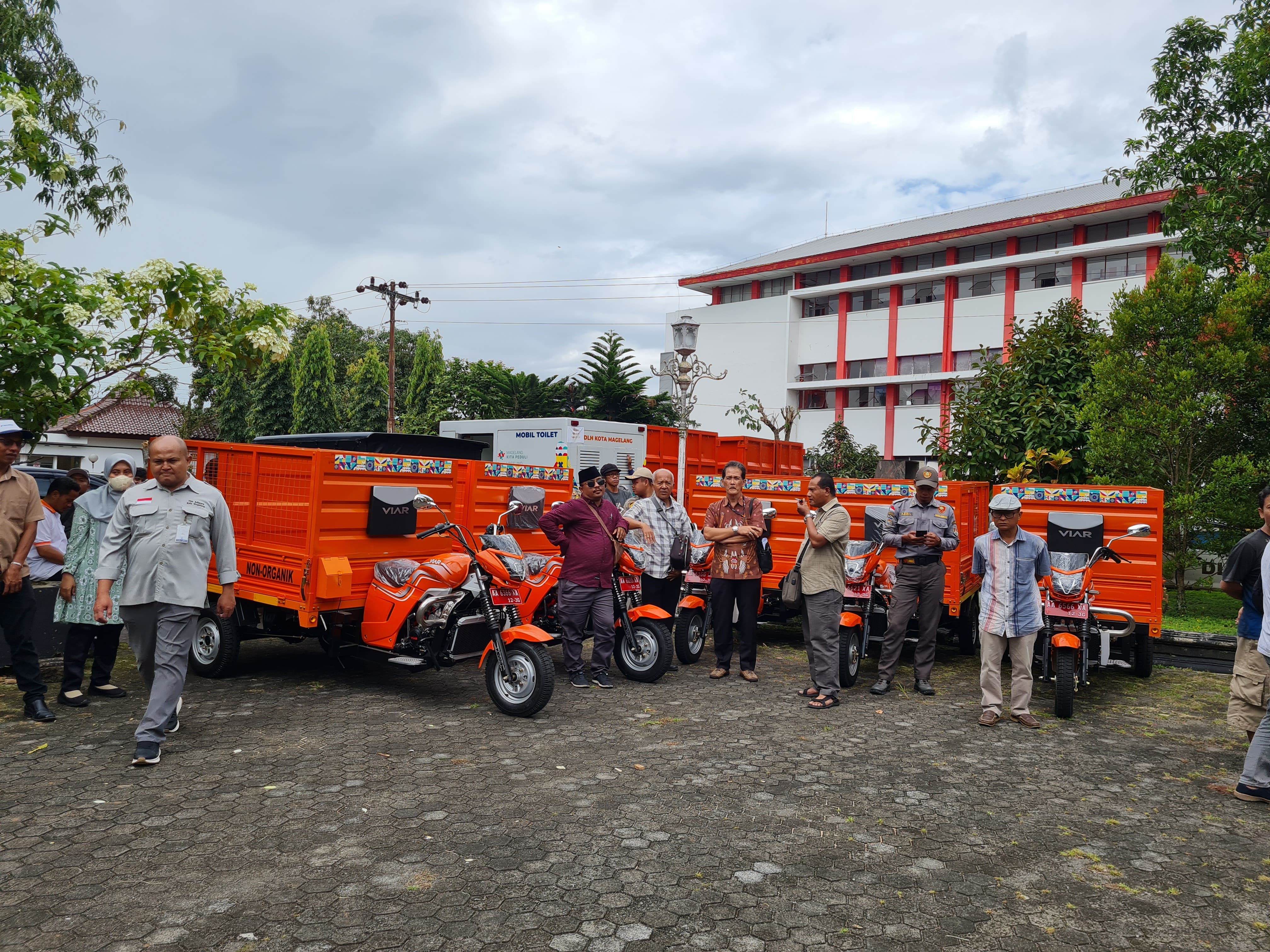 Pemkot menyalurkan bantuan sarana dan prasarana pengelolaan sampah hasil kegiatan Prodamai tahun 2025, Jumat (9/1).