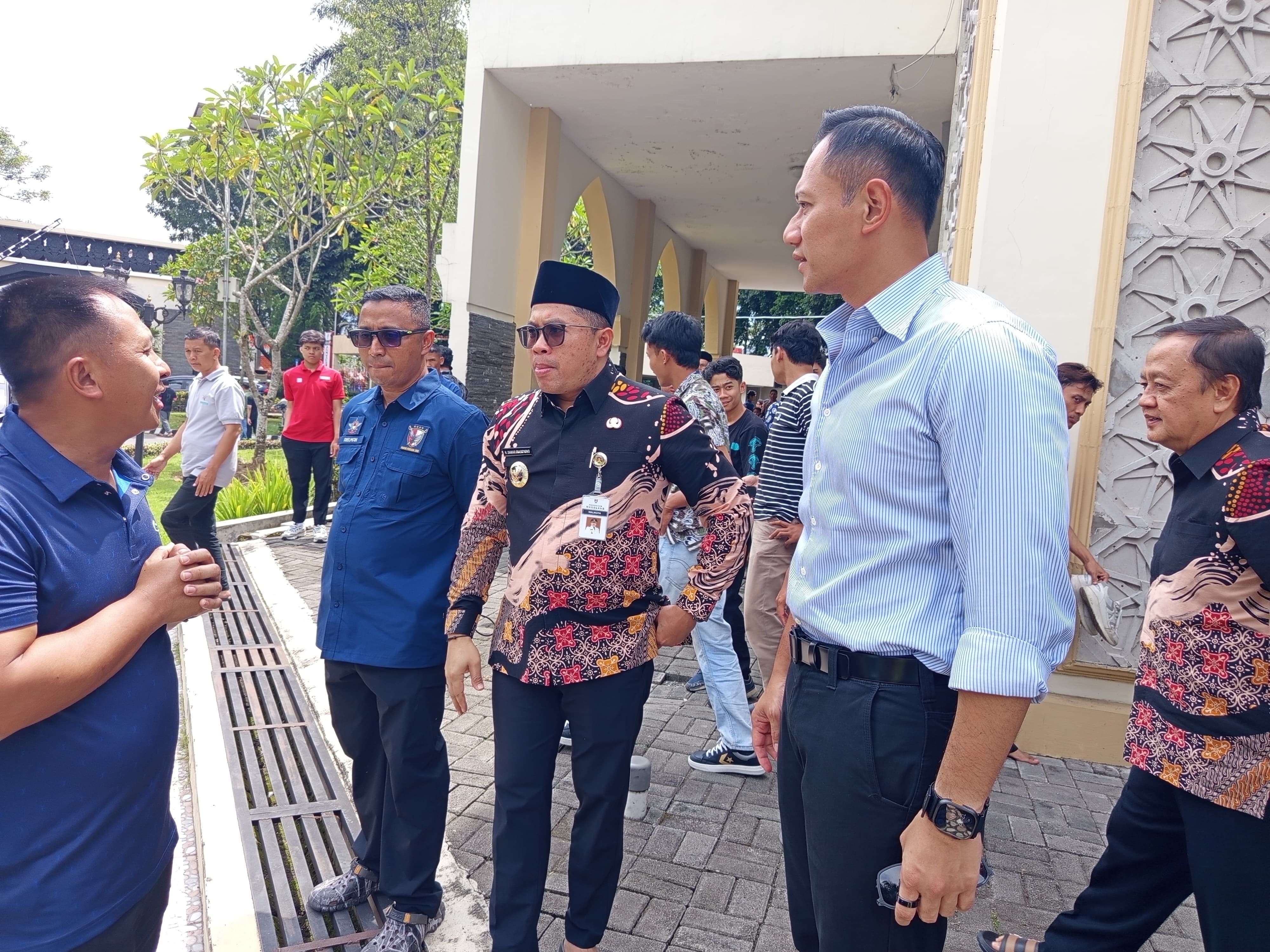 Wali Kota Magelang saat berbincang dengan Menko Bidang Infrastruktur dan Pembangunan Kewilayahan di kompleks Pemkot Magelang, Jumat (9/1).  &nbsp;