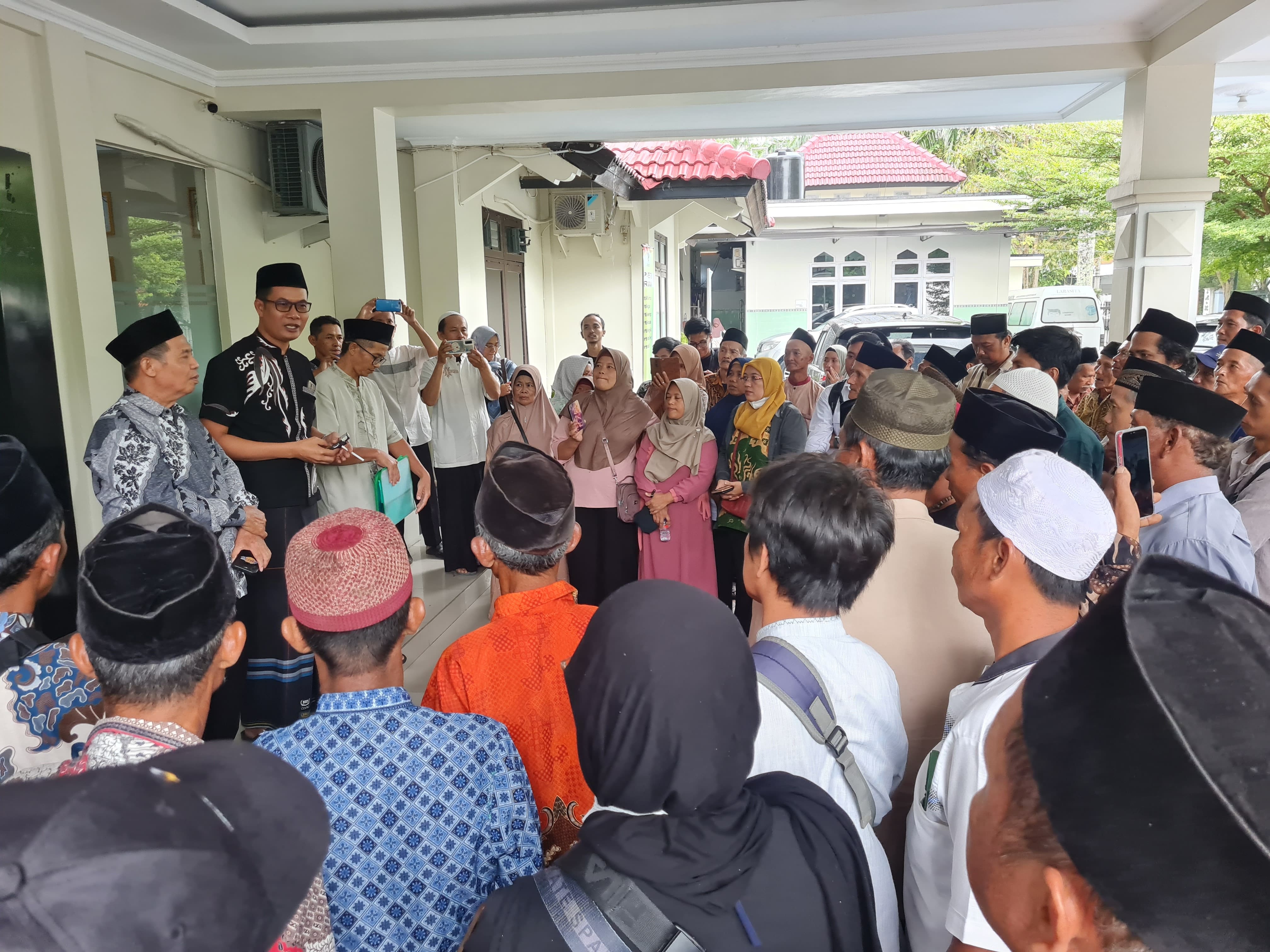 Perwakilan warga Sambeng mendatangi kantor ATR/BPN Kabupaten Magelang untuk menyerahkan dokumen bantahan, Senin (9/1).  &nbsp;  Sudah Meninggal 1.000 Hari Lalu Ikut Dicatut