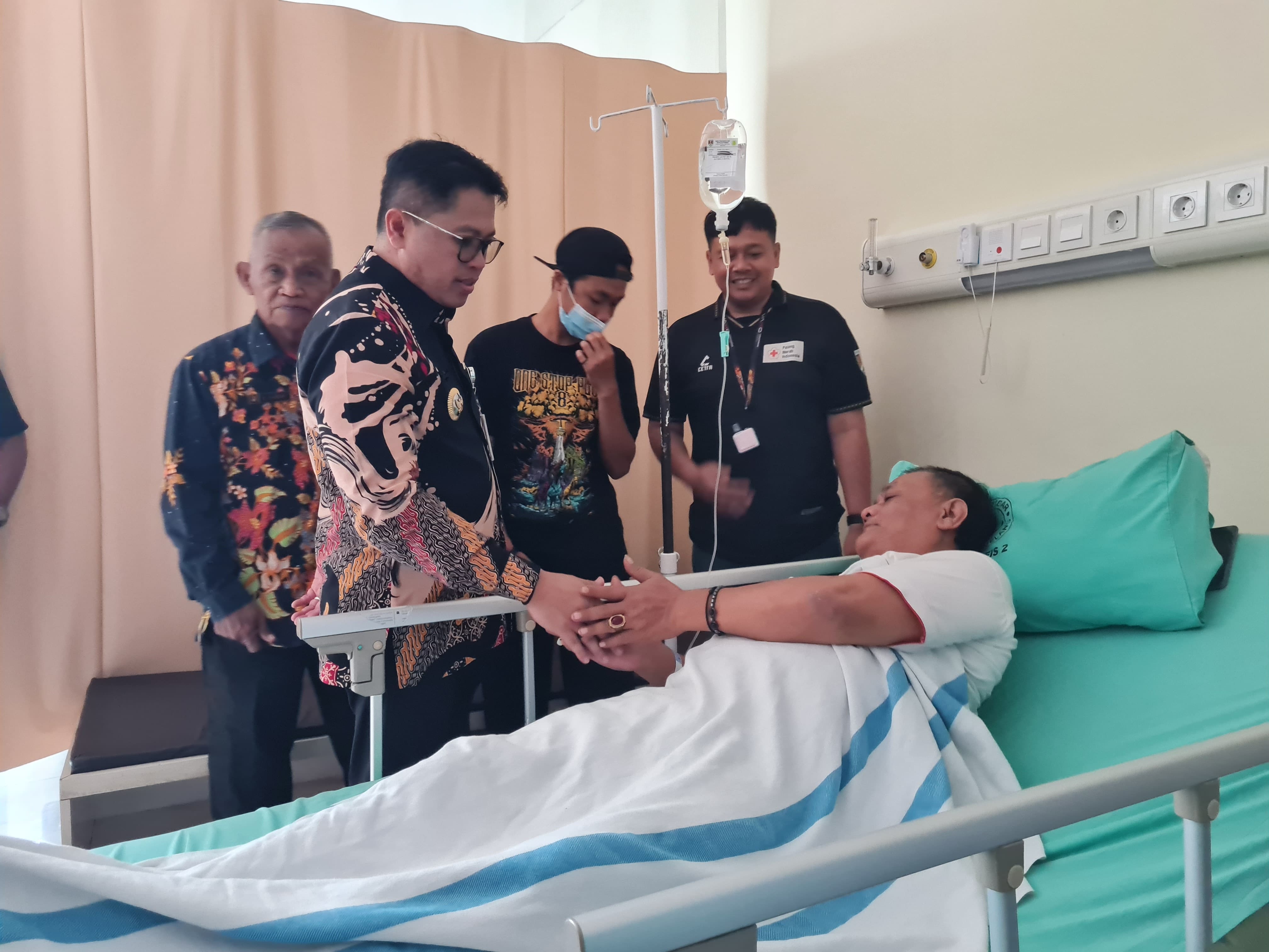 Wali Kota Magelang menjenguk relawan PMI di RSUD Tidar yang menjadi korban kecelakaan di Purbalingga, Jumat (9/1).