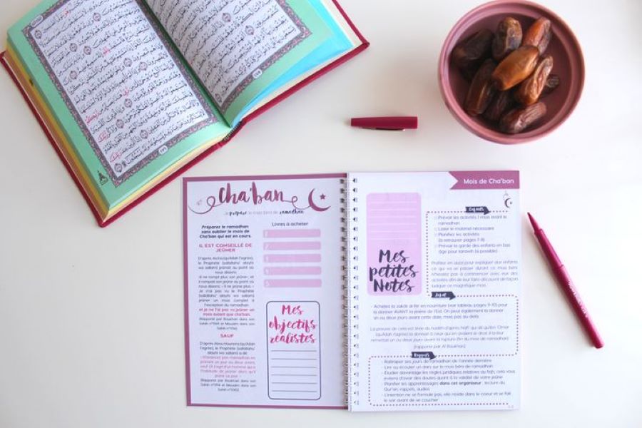 Ilustrasi menulis buku harian selama Ramadan (Pinterest)