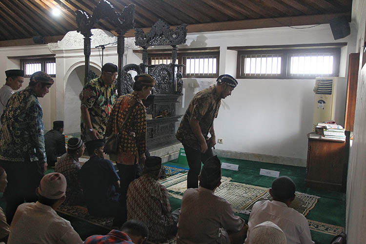 PB XIV melaksanakan salat Jumat di  Masjid Kotagede merupakan salah satu cara memuliakan leluhur Mataram. Kotagede merupakan salah satu alat legitimasi mendapat wahyu jatmika atau wahyu kerajaan.
