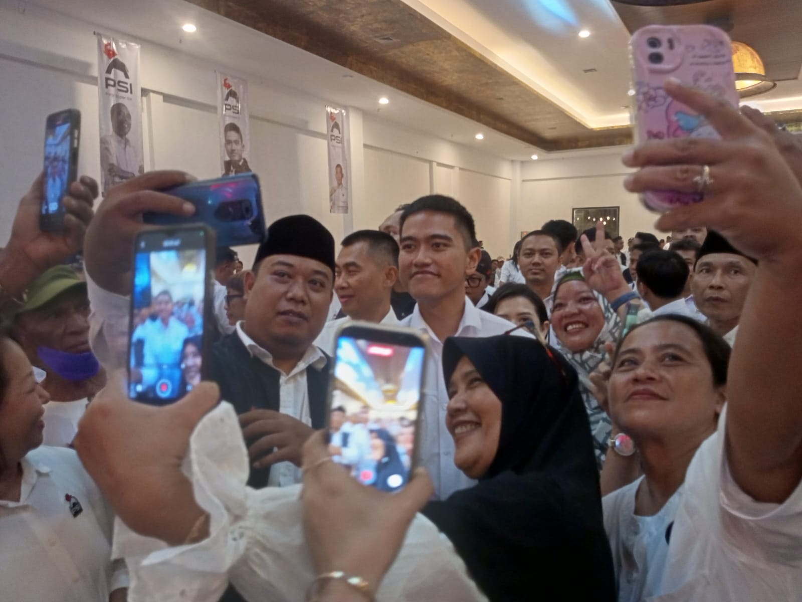 Ketua Umum Partai Solidaritas Indonesia (PSI) Kaesang Pangarep menyambangi kader partai saat berlangsungnya Rakorwil DPW PSI DIJ pada Kamis malam (8/1).